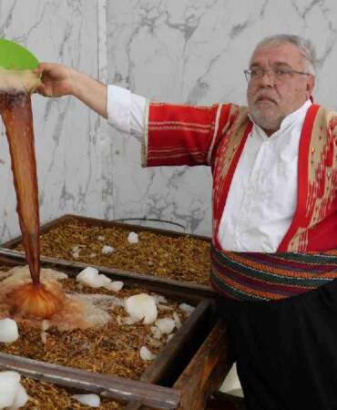 Ramazan geldi yine talep arttı! 50 yıldır emek veriyor, günde 6 saat bekletiliyor! Kar yağsa da müşterisi azalmıyor