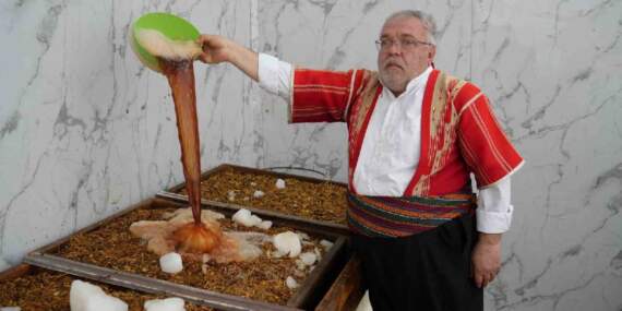 Ramazan geldi yine talep arttı! 50 yıldır emek veriyor, günde 6 saat bekletiliyor! Kar yağsa da müşterisi azalmıyor
