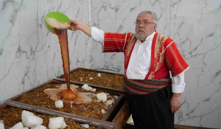 Ramazan geldi yine talep arttı! 50 yıldır emek veriyor, günde 6 saat bekletiliyor! Kar yağsa da müşterisi azalmıyor