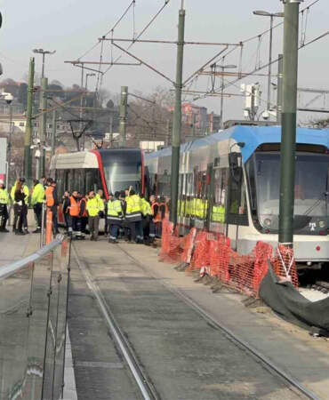 Eminönü’nde tramvay raydan çıktı: Seferler aksadı