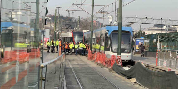 Eminönü’nde tramvay raydan çıktı: Seferler aksadı