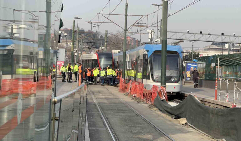 Eminönü’nde tramvay raydan çıktı: Seferler aksadı
