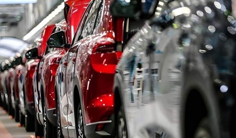 İran’ın savaş hamlesi küresel piyasaları vurdu! İlk kurban otomotiv sektörü oldu