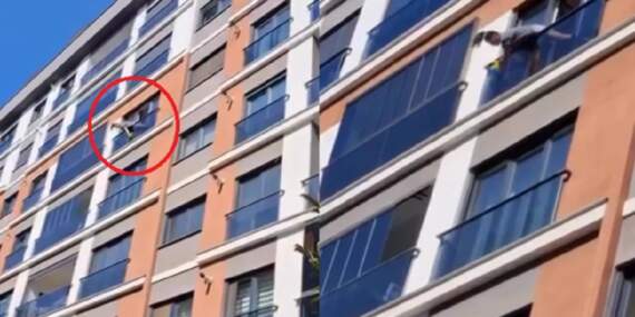 Ünlü şarkıcı camları sildi görenleri yüreklerin ağızlara geldi! ‘Şarkı da söylerim, cam da silerim’