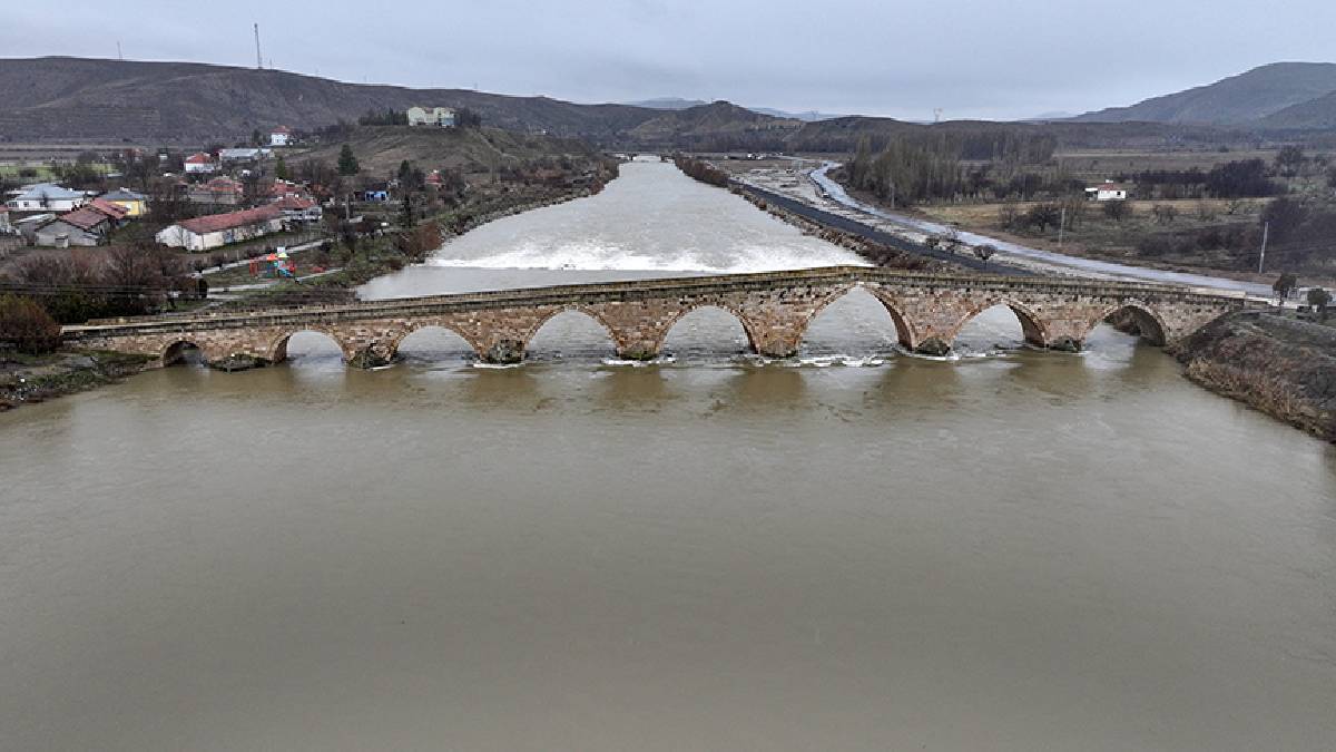 20 yıldır kimse böyle görmedi! Yağışlar arttı tarihi köprü suya doydu! 8 kemer birden suyla buluştu