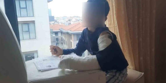 Ümraniye’de akran zorbalığı: Sınıf arkadaşı çelme taktı, 7 yaşındaki çocuğun kolu kırıldı