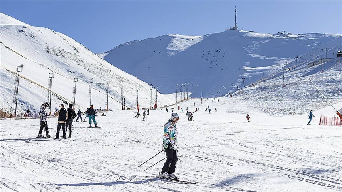 Kayak tatili yapmak isteyen koşacak! 275 santimetre kalınlığıyla en çok kar Palandöken’e yağdı