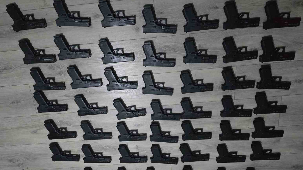 Ev değil cephanelik! Polis baskınında 50 tabanca çıktı