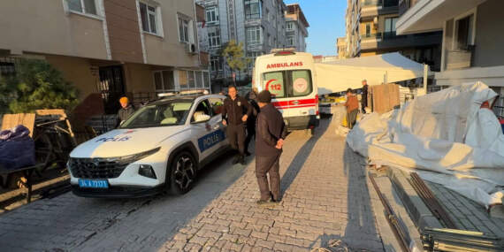 Avcılar’da pazarcılar arasında kavga! 2 kişi bıçaklanarak yaralandı