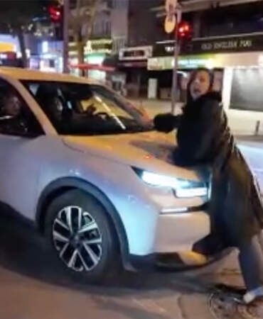 Polis uygulamasında şaşkın anlar: Alkollü yolcu aracın önüne atladı