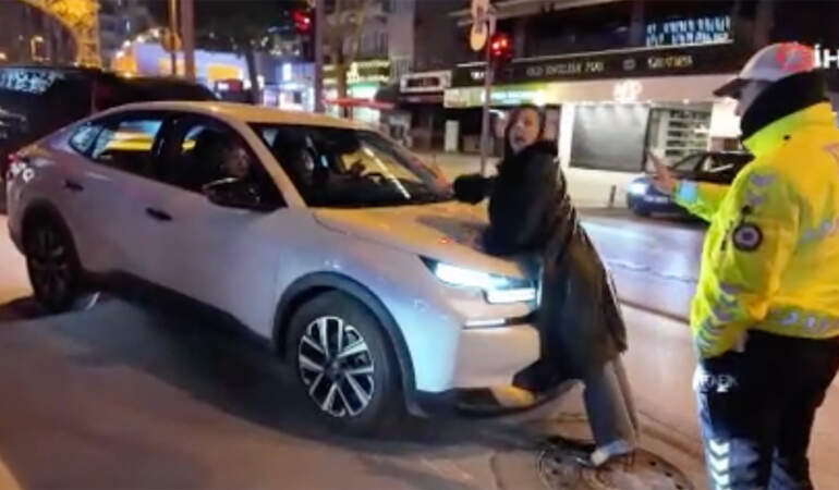 Polis uygulamasında şaşkın anlar: Alkollü yolcu aracın önüne atladı