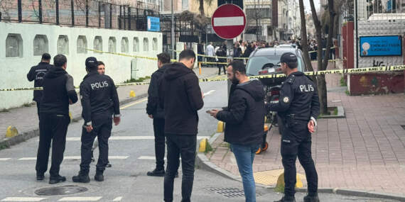 İstanbul’da sokak ortasında kadın cinayeti! Kızını almaya geldiği okulun önünde katledildi