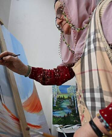 72 yaşında çocukluk hayalini gerçekleştirdi: 100 esere imza attı