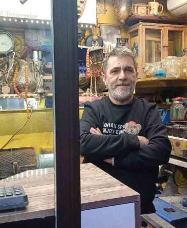 3 metrekarede çalışıyor, 40 yıldır bu işi yapıyor! Hem tamir ediyor hem de restore ediyor