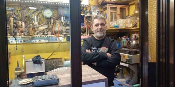 3 metrekarede çalışıyor, 40 yıldır bu işi yapıyor! Hem tamir ediyor hem de restore ediyor