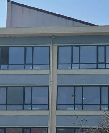 Lise öğrencisi okulun 3. katından atlayarak hayatını kaybetti