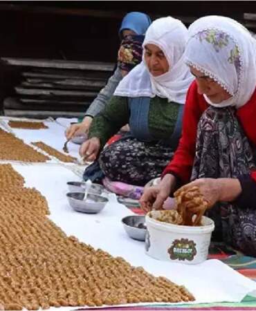 Yazın zahmetle yapılsa da kışın afiyetle yeniyor: Tek bir mahalleden başka yerde bulunmuyor