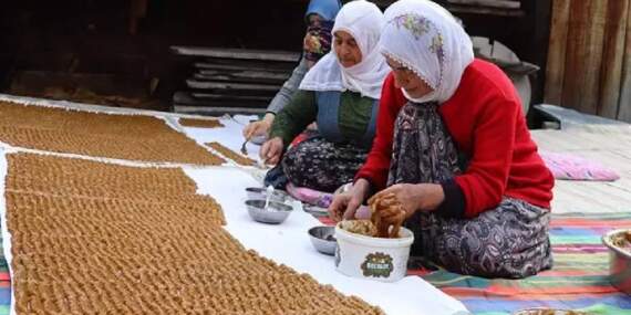 Yazın zahmetle yapılsa da kışın afiyetle yeniyor: Tek bir mahalleden başka yerde bulunmuyor