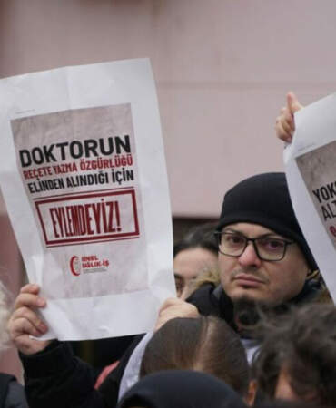İstanbul’da hekimlerden ‘beyaz yürüyüş’