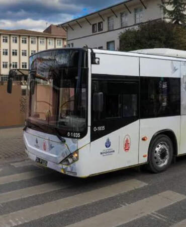 Öldürülen öğretmen Fatma Nur Çelik’in adı otobüs ve durağa verildi