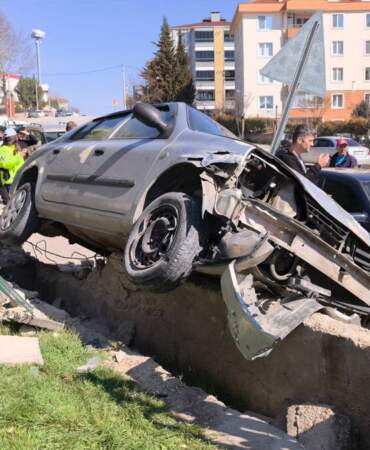 Bursa’da feci kaza! El freni çekilmeyen otomobil dede ve torunlarına çarptı: 1 ölü, 2 yaralı