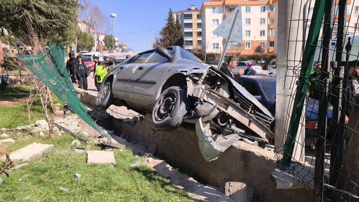 Bursa’da feci kaza! El freni çekilmeyen otomobil dede ve torunlarına çarptı: 1 ölü, 2 yaralı