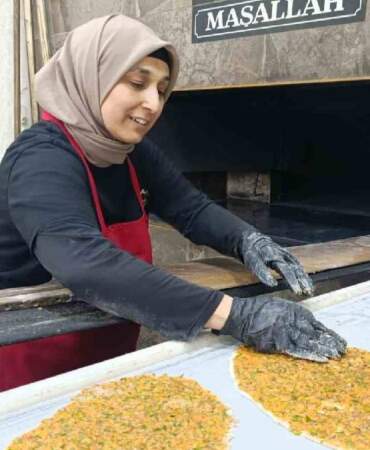 Erkek işi diyenleri dinlemedi! Yapamazsın diyenlerin hepsi 4 çocuk annesini imrenerek izliyor