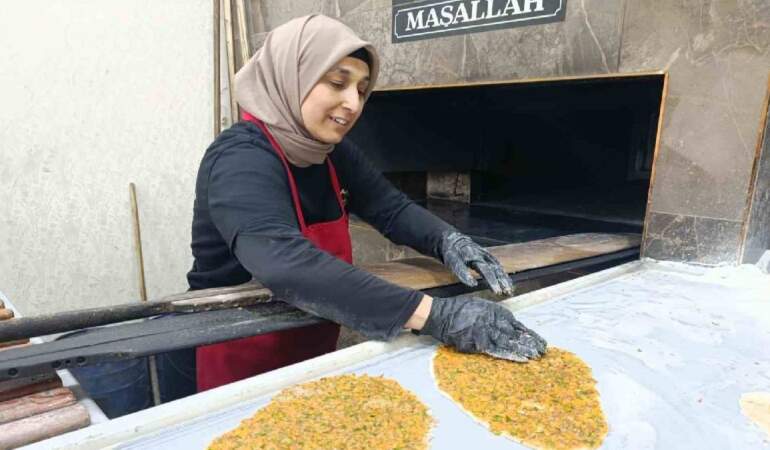 Erkek işi diyenleri dinlemedi! Yapamazsın diyenlerin hepsi 4 çocuk annesini imrenerek izliyor