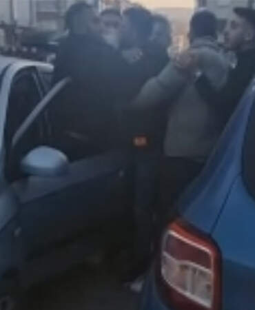 Yol verme tartışmasında bıçak çekti, vatandaşlar araya girdi: O anlar kamerada