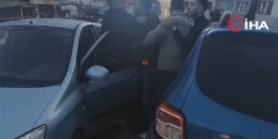 Yol verme tartışmasında bıçak çekti, vatandaşlar araya girdi: O anlar kamerada