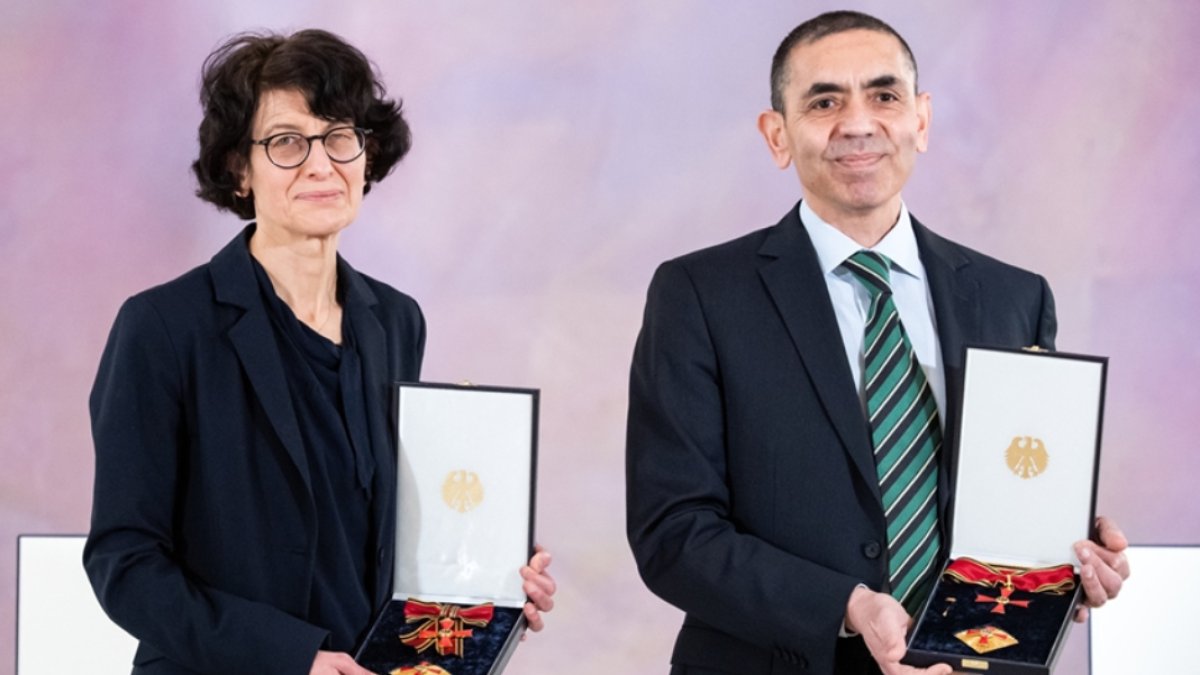 Kovid-19 aşısının kahramanı Türklerden sürpriz karar: Uğur Şahin ve Özlem Türeci görevi bırakıyor