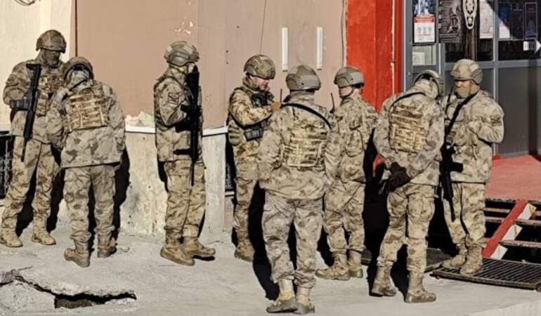 Hakkari’de uyuşturucu operasyonu: Başkomiser zehir taciri çıktı!