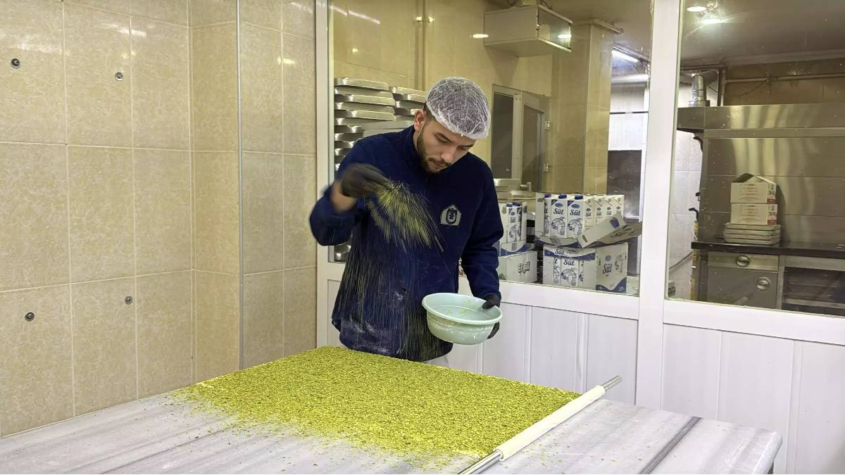 Tatlıcıların Ramazan mesai devam ediyor! 12 saat çalışıyorlar, sofraların vazgeçilmezi oluyorlar