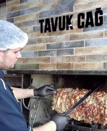 Kuzu etinden farksız görünüyor, tadanlar farkına bile varmıyor! Erzurumlu ustalardan tavuk cağ