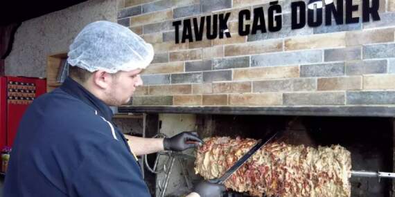 Kuzu etinden farksız görünüyor, tadanlar farkına bile varmıyor! Erzurumlu ustalardan tavuk cağ
