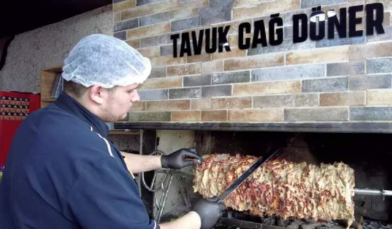 Kuzu etinden farksız görünüyor, tadanlar farkına bile varmıyor! Erzurumlu ustalardan tavuk cağ