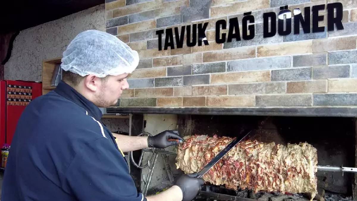 Kuzu etinden farksız görünüyor, tadanlar farkına bile varmıyor! Erzurumlu ustalardan tavuk cağ