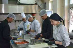Kazanlar tarım işçileri için kaynadı! Okulda iftar mesaisi devam ediyor