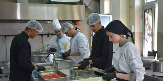 Kazanlar tarım işçileri için kaynadı! Okulda iftar mesaisi devam ediyor