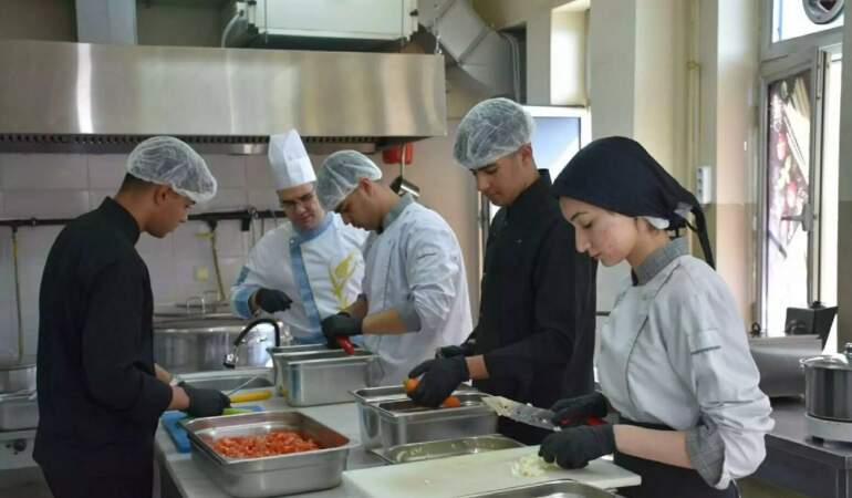Kazanlar tarım işçileri için kaynadı! Okulda iftar mesaisi devam ediyor