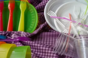 Plastik çatal, tabak ve pipet yasaklandı mı? 11 ürün grubuna satış yasağı geliyor