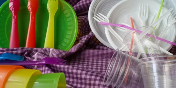 Plastik çatal, tabak ve pipet yasaklandı mı? 11 ürün grubuna satış yasağı geliyor