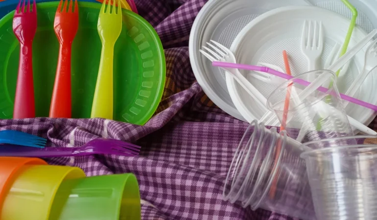 Plastik çatal, tabak ve pipet yasaklandı mı? 11 ürün grubuna satış yasağı geliyor