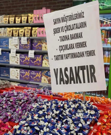 Markette çikolata tadımı yasal mı? Bedava ürün denemek suç mu? Markette asılan yasak tabelası tartışılıyor