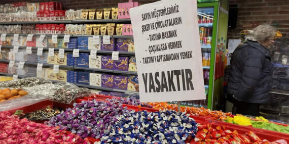 Markette çikolata tadımı yasal mı? Bedava ürün denemek suç mu? Markette asılan yasak tabelası tartışılıyor