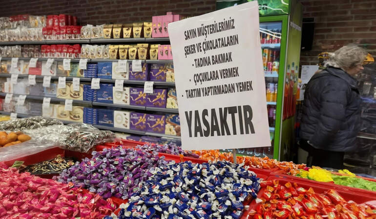 Markette çikolata tadımı yasal mı? Bedava ürün denemek suç mu? Markette asılan yasak tabelası tartışılıyor