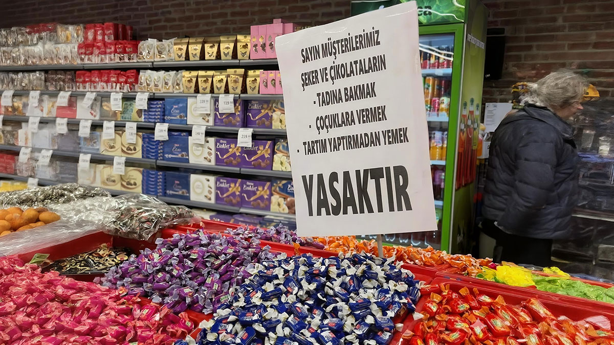 Markette çikolata tadımı yasal mı? Bedava ürün denemek suç mu? Markette asılan yasak tabelası tartışılıyor