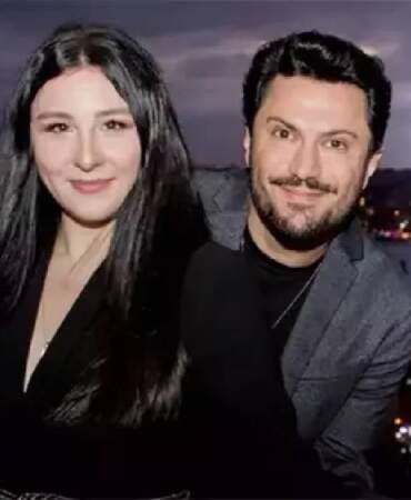 Evlilik yıldönümlerini tribünde kutladılar! Yasemin Sakallıoğlu ve Burak Yırtar 5. yılını kutladı