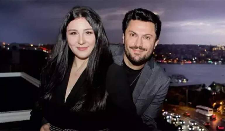 Evlilik yıldönümlerini tribünde kutladılar! Yasemin Sakallıoğlu ve Burak Yırtar 5. yılını kutladı