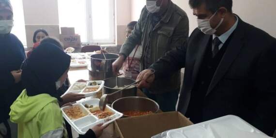 12 Mart Dünya Okul Yemekleri Günü’nde acı tablo: Türkiye’de milyonlarca öğrenci derslere aç ve susuz giriyor